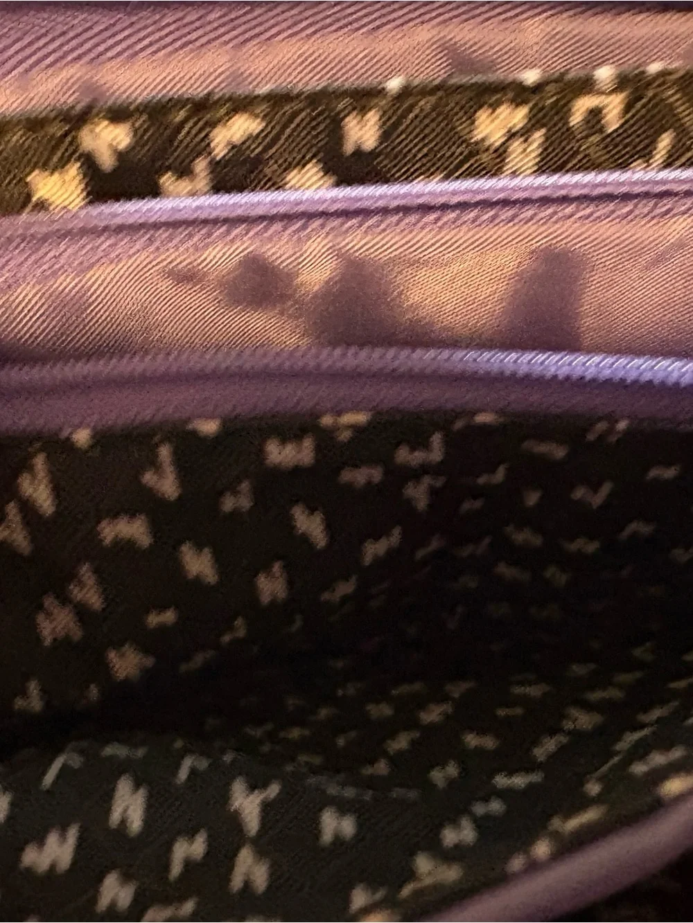 thirty-one Black and White Patterned Zip Wristlet. 5 separate Compartments